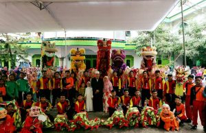 Karnaval Ala Santri Sunan Drajat Penampilan Barongsai di depan ndalem Romo Kyai Abdul Ghofur