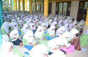 Pendidikan Islam, Pesantren dan Kearifan Lokal Santri Putri Sunan Drajat Mengaji