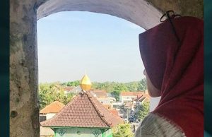 Melepas Cinta Sang Penyiar Tampan Melepas Cinta Sang Penyiar Tampan