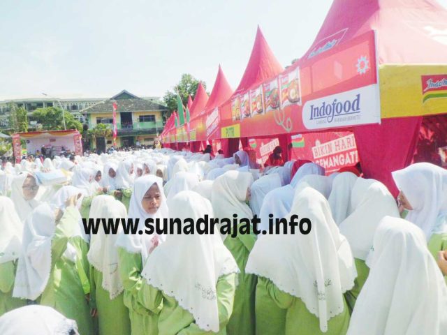 Meriahnya Sambang Santri Indomie di Sunan Drajat