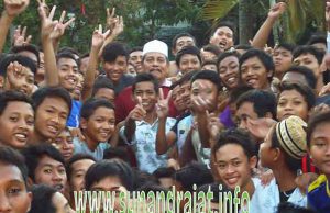 KH. Abdul Ghofur : Jadikanlah Anak Sebagai Investasi Akhirat Kh. Abdul Ghofur Bersama Santri Sunan Drajat