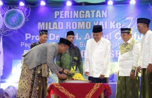 Peringatan Milad Romo Yai Abdul Ghofur ke-72 dan Pelantikan Pengurus Organisasi Daerah Pemotongan Tumpeng dalam Milad Abah Yai Ghofur yang ke-72