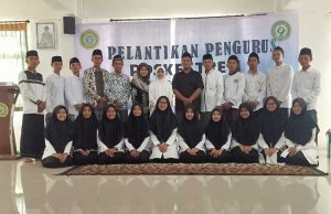 Ning Tina Lantik Pengurus Organisasi POSKESTREN PPSD pelantikan poskestren