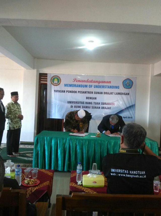 penandatangan MOU Yayasan pondok pesantren Sunan Drajat dan Universits Hang Tuah Surabaya