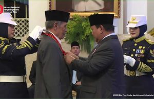 Kyai Haji Abdul Ghofur Terima Penghargaan Bintang Mahaputera Pratama dari Presiden Prabowo Penghargaan Bintang Mahaputra Pratama KH Abdul Ghofur