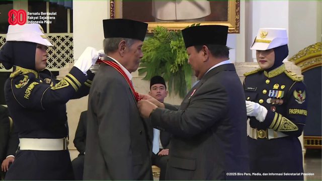 Penghargaan-Bintang-Mahaputra-Pratama-KH-Abdul-Ghofur Penghargaan Bintang Mahaputra Pratama KH Abdul Ghofur