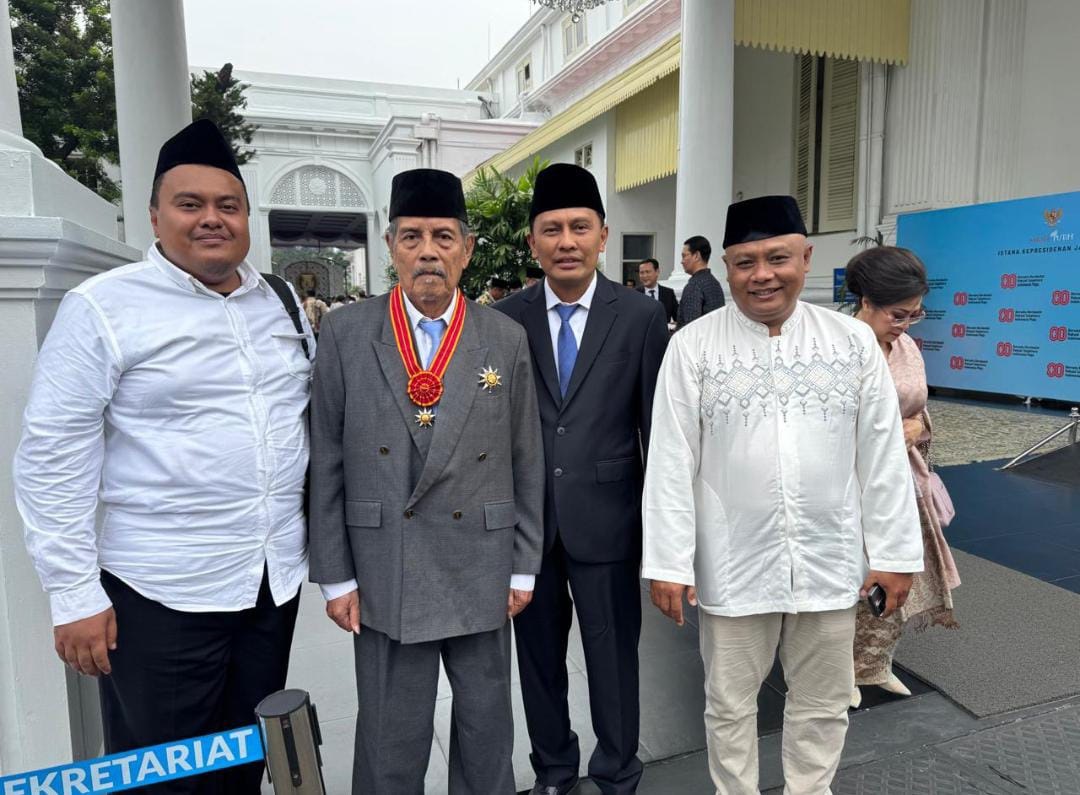 Penghargaan Bintang Mahaputra Pratama KH Abdul Ghofur