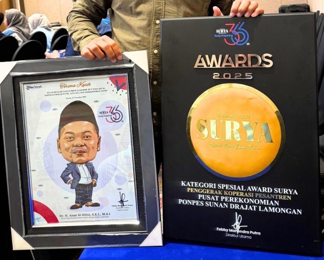 Gus Dr. H. Anas Al-Hifni Raih Penghargaan Bergengsi SURYA AWARDS 2025
