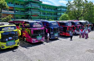 Mudik Gelombang Ketiga, Pondok Pesantren Sunan Drajat Berangkatkan Lebih Dari 1000 Santri Dengan Di Antar 32 Armada Transportasi